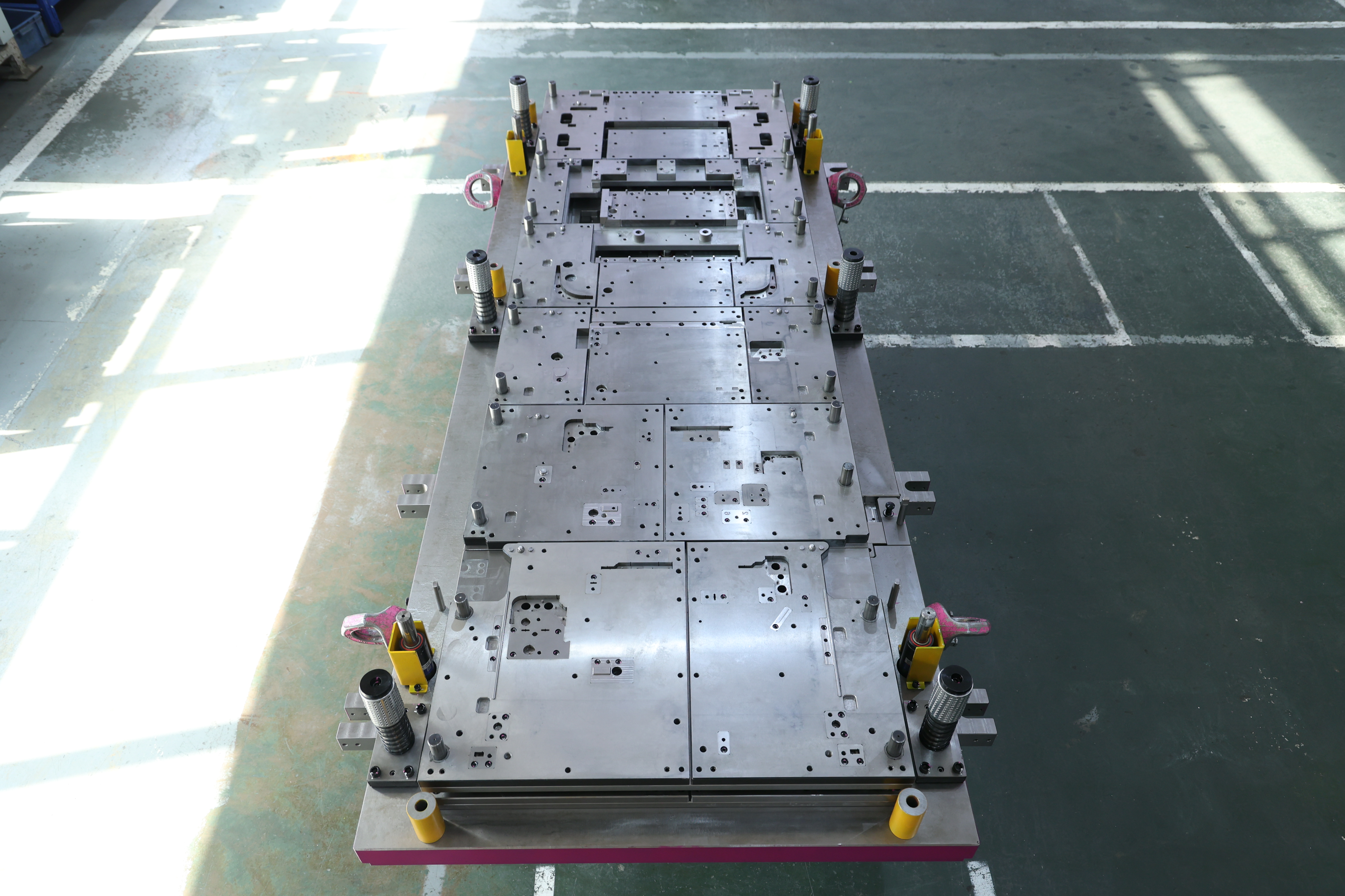 Automotive injection Mold